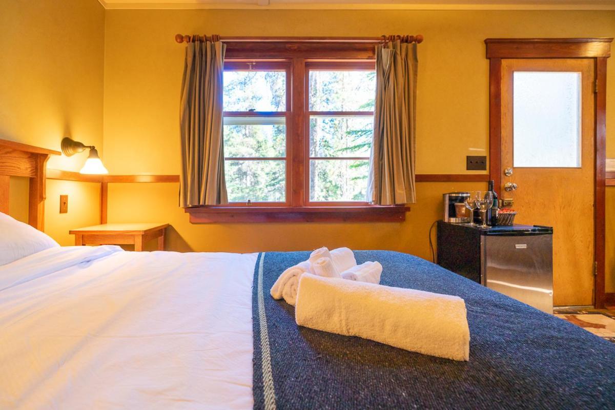 Johnston Canyon Lodge & Bungalows Касл-Джанкшн Екстер'єр фото
