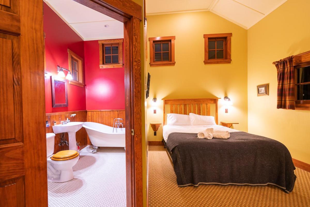 Johnston Canyon Lodge & Bungalows Касл-Джанкшн Екстер'єр фото