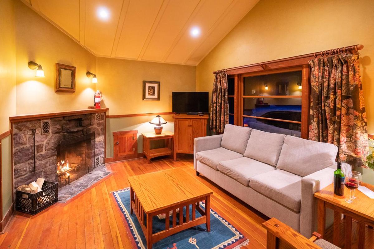 Johnston Canyon Lodge & Bungalows Касл-Джанкшн Екстер'єр фото
