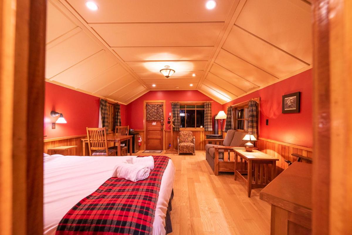 Johnston Canyon Lodge & Bungalows Касл-Джанкшн Екстер'єр фото