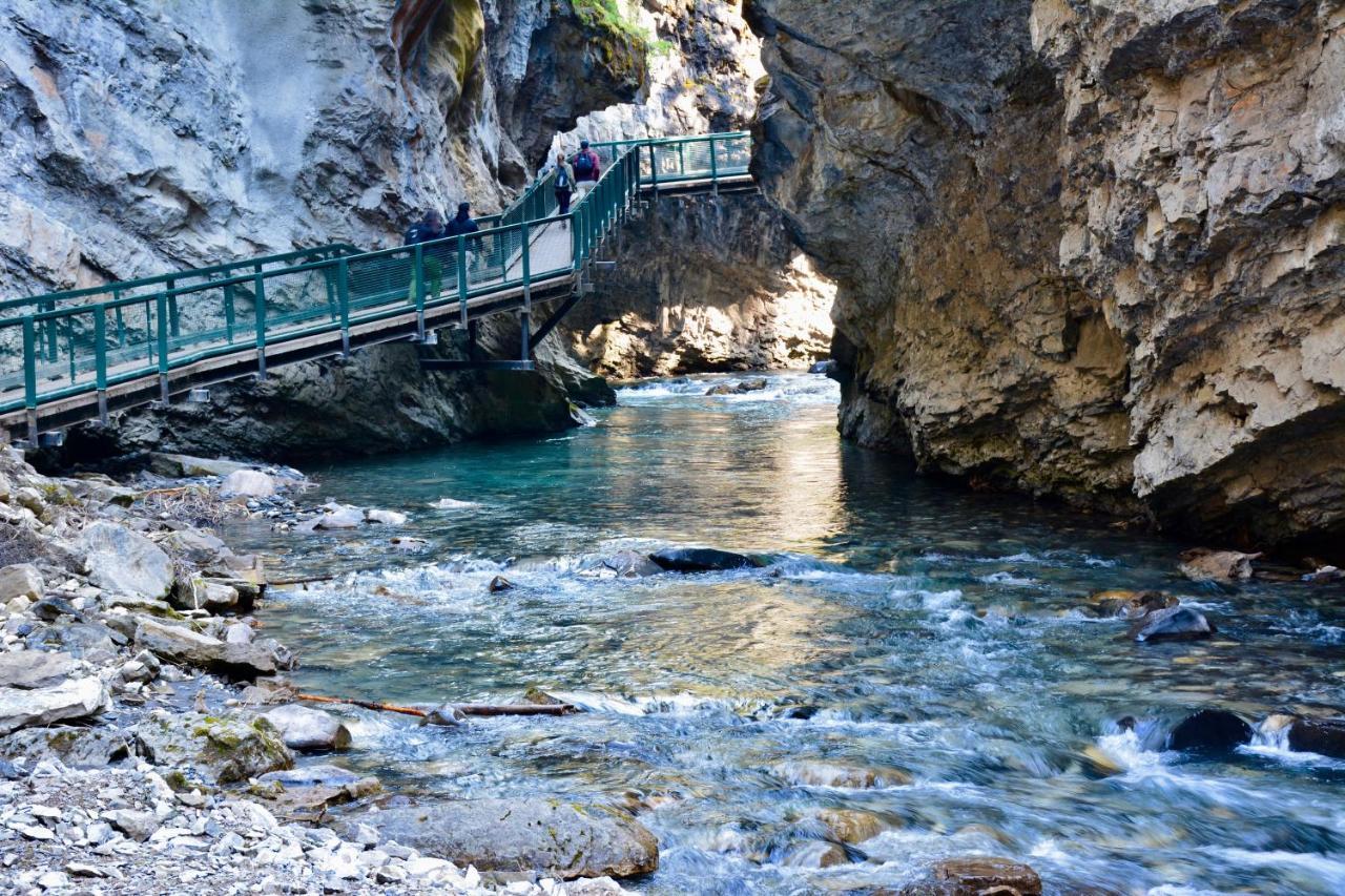 Johnston Canyon Lodge & Bungalows Касл-Джанкшн Екстер'єр фото